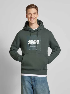 Bluza o kroju comfort fit z mieszanki bawełny z kapturem i gumowanym nadrukiem model ‘AERO’ jack & jones