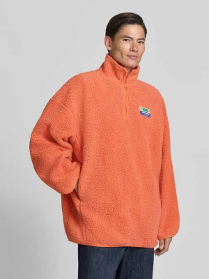 Bluza o kroju oversized fit w imitacji futerka z kołnierzem zapinanym American Vintage Łososiowy