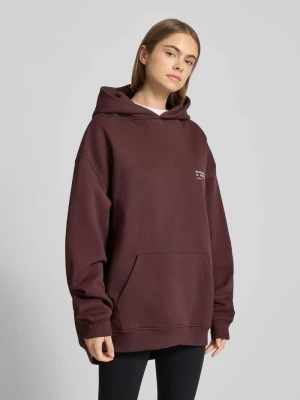 Bluza o kroju oversized z kapturem i kieszenią kangurką model ‘Plum’ Karo Kauer