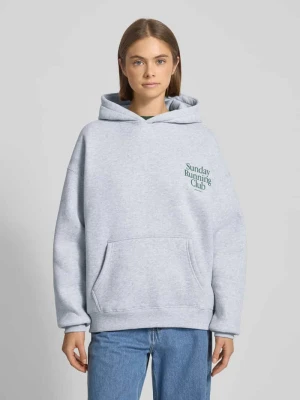 Bluza o kroju oversized z kapturem i kieszenią kangurką model ‘Sunday Running Club’ ANOTHER COTTON LAB