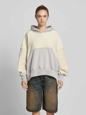 Bluza o kroju oversized z kapturem i wyhaftowanym logo model ‘ESTELA’ Pegador