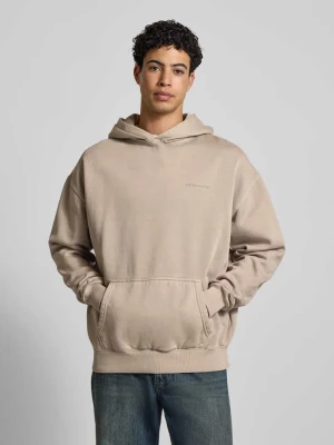 Bluza o kroju oversized z kapturem, logo i kieszenią kangurką Pegador