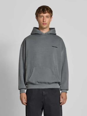 Bluza o kroju oversized z kapturem, wyhaftowanym logo i kieszenią kangurką Pegador