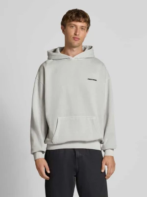 Bluza o kroju oversized z kapturem, wyhaftowanym logo i kieszenią kangurką Pegador