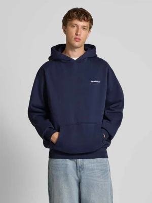 Bluza o kroju oversized z kapturem, wyhaftowanym logo i kieszenią kangurką Pegador