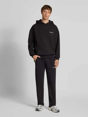 Bluza o kroju oversized z kapturem, wyhaftowanym logo i kieszenią kangurką Pegador