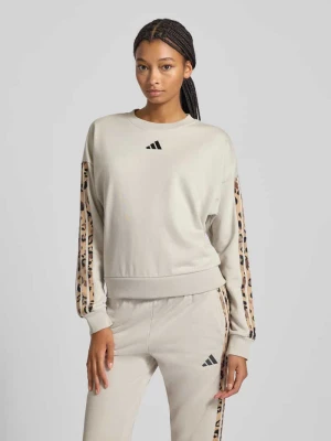 Bluza o kroju regular fit z dodatkiem wiskozy i wyhaftowanym logo adidas Sportswear