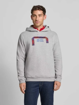 Bluza o kroju regular fit z kapturem i haftem carlo colucci