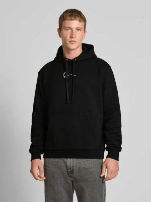 Bluza o kroju regular fit z kapturem i wyhaftowanym logo model ‘Signature’ Karl Kani