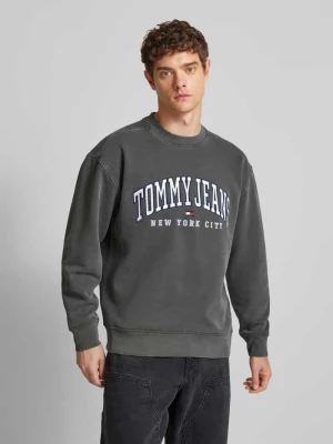 Bluza o kroju relaxed fit z wyhaftowanym logo Tommy Jeans