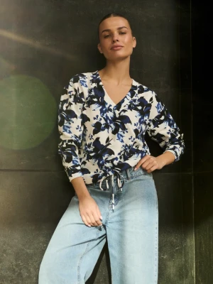 Bluza w kwiaty z dekoltem biała Moodo