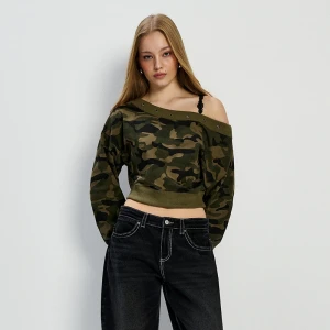 Bluza we wzór camo z dekoltem na jedno ramię i metalowymi oczkami House