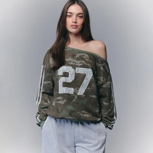 Zdjęcie produktu Bluza we wzór camo z nadrukiem 27 House
