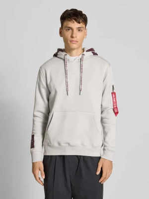 Bluza z kapturem, kieszenią kangurką i boczną kieszenią na zamek błyskawiczny alpha industries