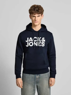 Bluza z kapturem, nadrukiem z logo i kieszenią kangurką jack & jones