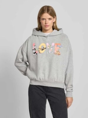 Bluza z kapturem, nadrukiem z motywem i obniżonymi ramionami REVIEW