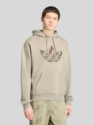 Bluza z kapturem o kroju regular fit z mieszanki bawełny z nadrukiem z logo adidas Originals Oliwkowy