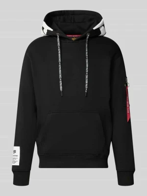 Bluza z kapturem o kroju regular fit z mieszanki bawełny z naszywką z logo Alpha Industries Czarny