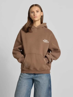 Bluza z kapturem o kroju relaxed fit z mieszanki bawełny Another Cotton Lab Czekoladowy