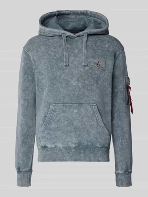 Bluza z kapturem o kroju relaxed fit z mieszanki bawełny z naszywką z logo Alpha Industries Jeansowy niebieski