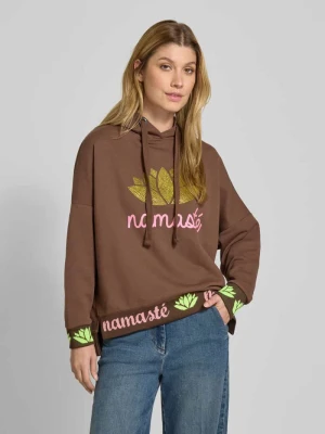 Bluza z kapturem, obszyciem ozdobnymi kamieniami i obniżonymi ramionami miss goodlife