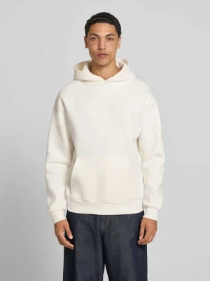 Bluza z kapturem w kroju regular fit z kieszenią kangurką REVIEW Złamany biały