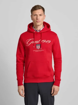 Bluza z kapturem, wyhaftowanym logo i kieszenią kangurką Gant