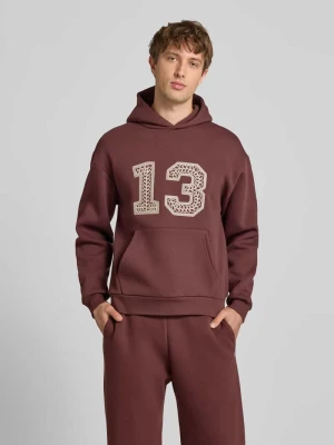 Bluza z kapturem z haftem łańcuszkowym i kieszenią kangurką REVIEW