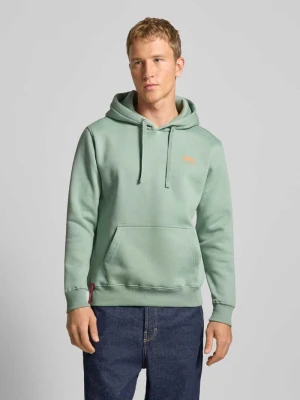 Bluza z kapturem z logo i kieszenią kangurką alpha industries