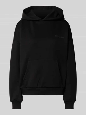 Bluza z kapturem z nadrukiem z logo i kieszenią kangurka REVIEW Czarny