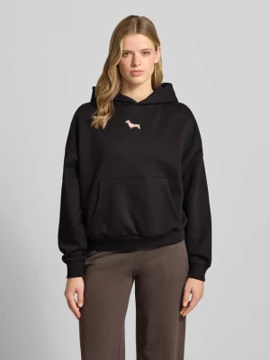 Bluza z kapturem z wyhaftowanym motywem i kieszenią kangurka REVIEW Czarny