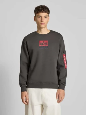 Bluza z kieszenią na zamek błyskawiczny na rękawie alpha industries