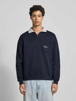 Bluza z kołnierzem w kontrastowym kolorze i kieszenią na piersi z obszyciem logo REVIEW
