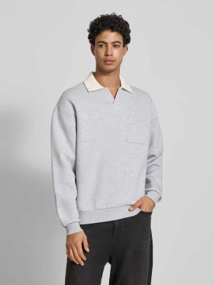 Bluza z kołnierzem w kontrastowym kolorze i kieszenią na piersi z obszyciem logo REVIEW