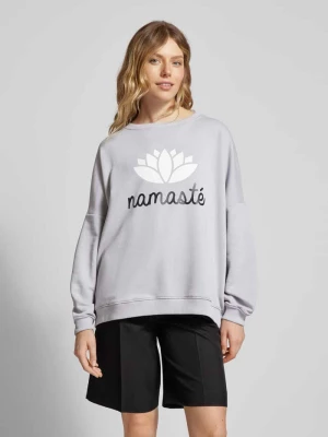 Bluza z nadrukiem z napisem model ‘Double namaste’ miss goodlife