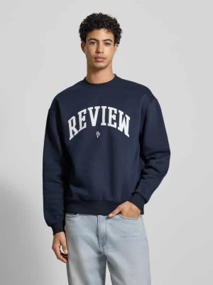 Bluza z emblematem w stylu college REVIEW