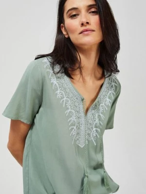 Bluzka damska z wiskozy z ozdobnym haftem - zielona Moodo