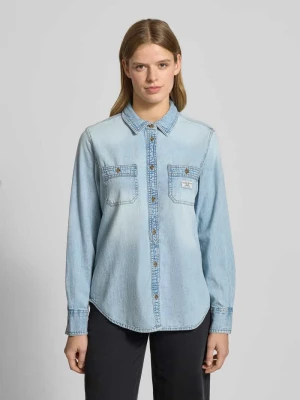 Bluzka jeansowa o kroju regular fit z kieszeniami na piersi i detalem z logo Guess Jeans