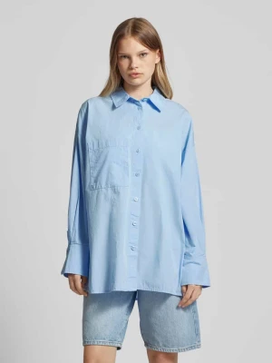 Bluzka koszulowa o kroju oversized z kieszenią na piersi REVIEW
