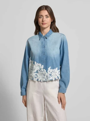 Bluzka koszulowa o kroju regular fit z tkaniny stylizowanej na denim z obszyciem koronką MORE & MORE
