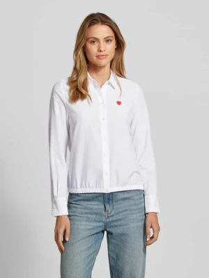 Bluzka koszulowa o kroju regular fit z wyhaftowanym motywem MORE & MORE