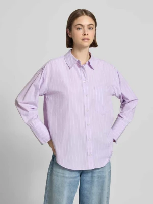 Bluzka koszulowa o kroju relaxed fit z brustaszą Gina Tricot