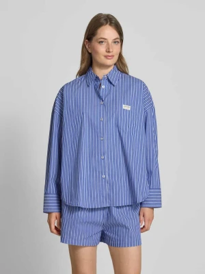 Bluzka koszulowa o kroju relaxed fit z naszywką z logo model ‘Hailey’ Oh April Ciemnoniebieski