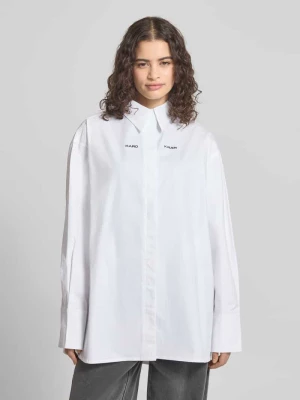 Bluzka koszulowa o kroju relaxed fit z wyhaftowanym logo Karo Kauer