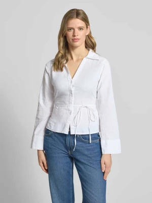 bluzka lniana z wiązanym paskiem i dekoltem w serek Gina Tricot