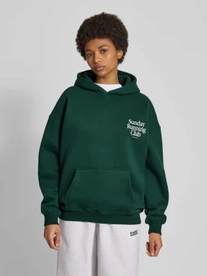Zdjęcie produktu Bluzka o kroju o kroju oversized z kapturem i nadrukowanym napisem model ‘Sunday Running Club’ ANOTHER COTTON LAB