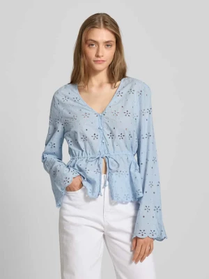 Bluzka o kroju regular fit z długim rękawem i haftem angielskim model ‘ARMORINE’ Pieces