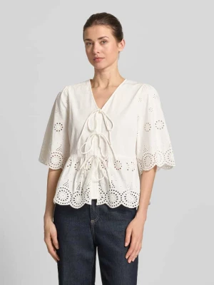 Bluzka o kroju regular fit z haftem angielskim model 'Cornelia' YAS