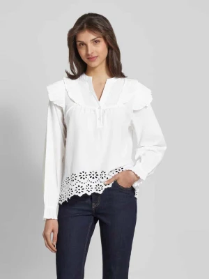 Bluzka o kroju regular fit z haftem angielskim model ‘Natia’ MbyM