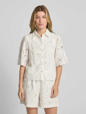Bluzka o kroju regular fit z haftem angielskim model ‘SAGGA’ YAS
